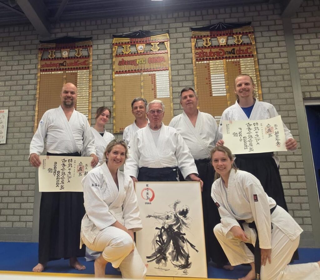 De overdracht van de Aikido school op symbolische manier